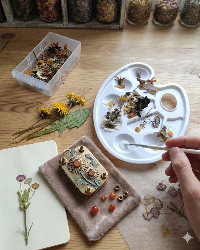 🌸📖 Pocket-Size Flower Press – Turn Tiny Blooms Into Lasting Keepsakes